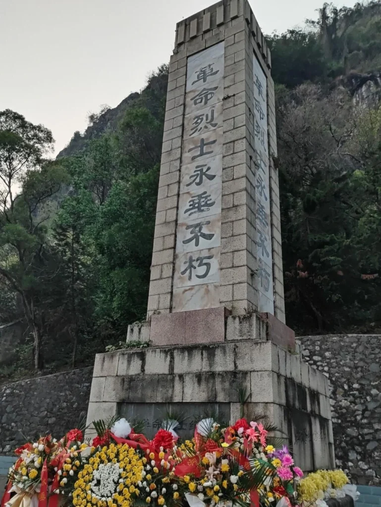 Qingming Festival commemoration scene honoring martyrs with floral tributes and solemn remembrance ceremony