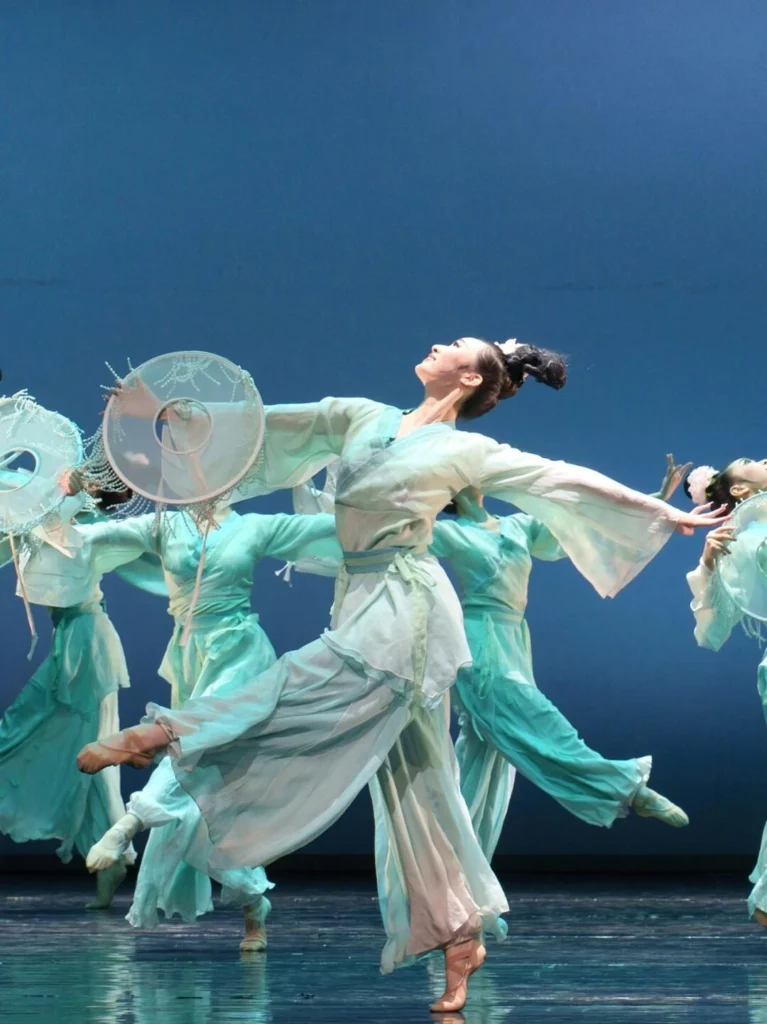 Traditional Chinese dance performance Gengyun Fu flowing costume choreography